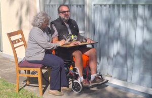 Canoterapia: utilizan perros entrenados para mejorar la calidad de vida de los adultos mayores Los perros están entrenados para no asustarse con bastones, andadores o sillas de ruedas. | Gza. Hogar Los Pinos