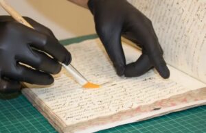 Usan bacterias para crear un nanopapel que sirve para restaurar libros manuscritos centenarios Algunos de los manuscritos restaurados tienen 250 años. | GZA: Museo Histórico Nacional