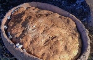 La focaccia: una tradición culinaria neolítica que tiene 9.000 años 'Focaccia' sazonada con manteca de cerdo horneado en una réplica de husking trays.