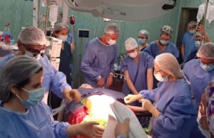 Dos equipos de cirujanos argentinos lograron concretar cirugías pioneras en la región El 2024 será recordado como un año de “innovación” en el ámbito de la salud en Argentina.