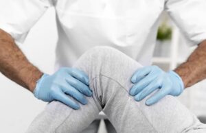 Comienzan a ensayar una nueva tecnología médica de implantes para tratar artrosis de rodilla TECNOLOGÍA. Los nuevos implantes ahora son "no cementados", lo que permite alargarles su vida útil. | Freepik.com