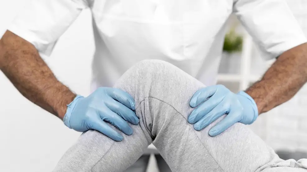nuevos-implantes-de-rodilla-2043855 TECNOLOGÍA. Los nuevos implantes ahora son "no cementados", lo que permite alargarles su vida útil. | Freepik.com