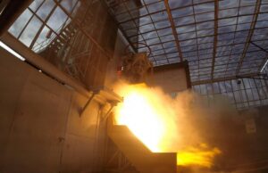 El desarrollo espacial argentino avanza: se realizó un nuevo ensayo de calificación del motor cohete RS-3 Visualización del ensayo de calificación del propulsor MT-B, en el banco de prueba.