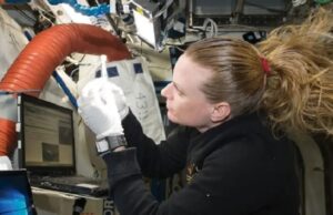 Cómo hacer investigación en el espacio puede mejorar la medicina sobre la Tierra INVESTIGACIONES. Las realizadas en el espacio generan nuevos descubrimientos sobre como tratar el cáncer, los ACVs y la osteoporosis, entre otras. | NASA / Clínica Mayo