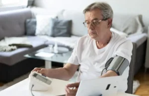 Un riguroso estudio médico demostró que tomar suplementos de omega-3 mejora la presión arterial CÁPSULAS. Dos gramos diarios de ácidos Omega-3, al cabo de tres meses mostraron mejoras significativas en la tensión arterial. | Freepik