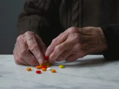 Especialistas advierten sobre el riesgo de que las personas mayores tomen demasiados medicamentos MUCHO. Alrededor del 40% de los mayores de 65 toma al menos 5 medicamentos cada día.