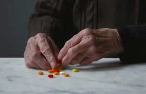 Especialistas advierten sobre el riesgo de que las personas mayores tomen demasiados medicamentos MUCHO. Alrededor del 40% de los mayores de 65 toma al menos 5 medicamentos cada día.