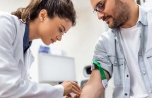 ¿Análisis sin ayuno? La evidencia científica que cambia un ritual médico de décadas ANTIGUO. ¿Ya no más "concurrir con al menos ocho horas de ayuno"? | Freepik / Cedoc / Gza Entrevistados