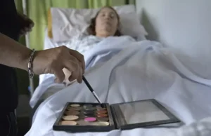 Maquillaje terapéutico: una práctica poco conocida que busca devolver identidad y bienestar emocional VOLUNTARIOS. El “Programa Maquillaje Terapéutico” funciona en el hospital Maria Curie de CABA. | GTZA Entrevistada